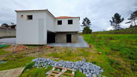MORADIA NOVA T3 com Jardim e Garagem, junto ao do Hospital de Amarante