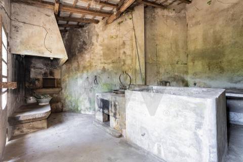 Moradia T3+1 em Pedra para Reabilitação | Riba de Âncora – Caminha