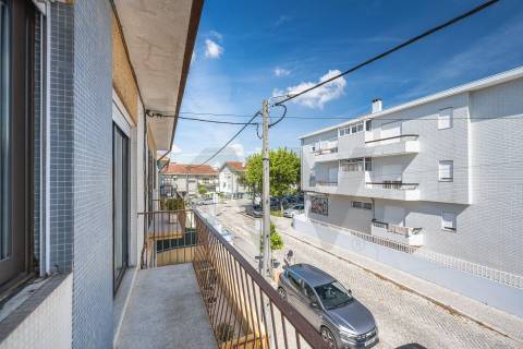 Andar Moradia T2 Renovado com Garagem - Rio Tinto, Gondomar