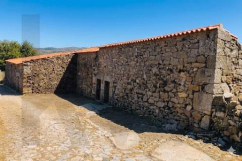 Propriedade Exclusiva na Touça (V.N. de Foz-Côa): Moradia, Palheiros e Vasta Área Agrícola Murada