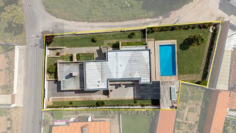 MORADIA V4 COM PISCINA EM ESPINHO - ANTA