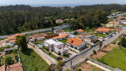 MORADIA V4 COM PISCINA EM ESPINHO - ANTA