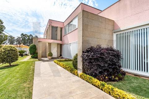 MORADIA V4 COM PISCINA EM ESPINHO - ANTA