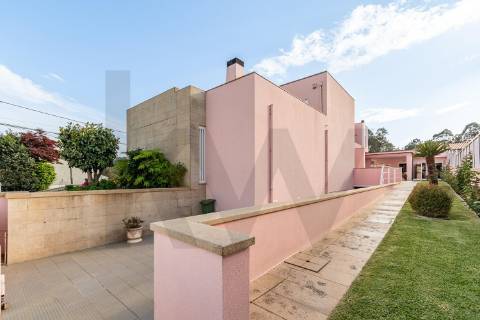 MORADIA V4 COM PISCINA EM ESPINHO - ANTA