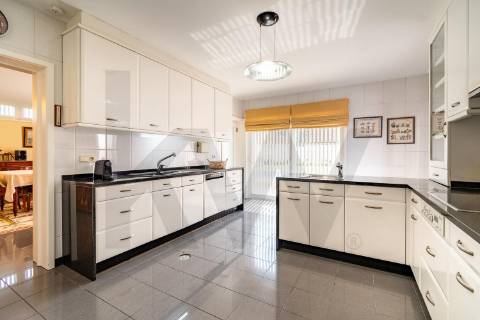 MORADIA V4 COM PISCINA EM ESPINHO - ANTA