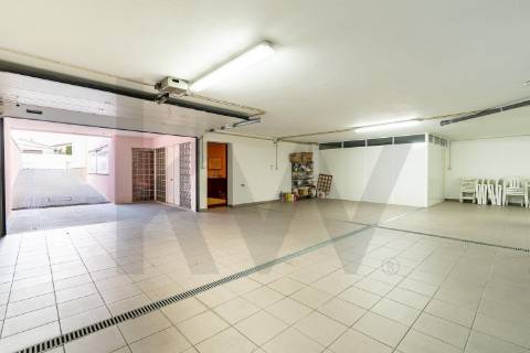 MORADIA V4 COM PISCINA EM ESPINHO - ANTA