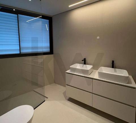 Apartamento T3 com quatro frentes | Piso Exclusivo | Box duas viaturas | Gondomar