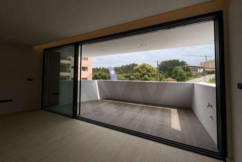 Apartamento T3 com quatro frentes | Piso Exclusivo | Box duas viaturas | Gondomar