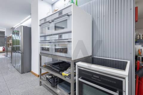 Cozinha equipada e licenciada no centro do Porto, pronta a operar