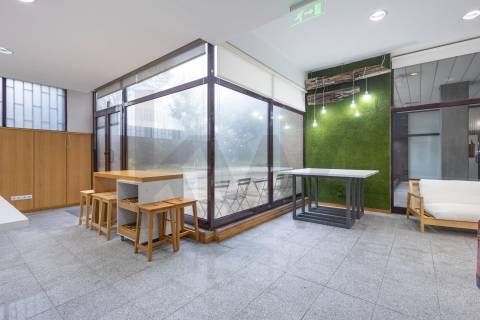 Cozinha equipada e licenciada no centro do Porto, pronta a operar