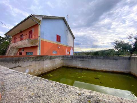 Quinta com moradia e terreno em Vale de Prazeres, Fundão