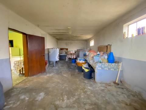 Quinta com moradia e terreno em Vale de Prazeres, Fundão