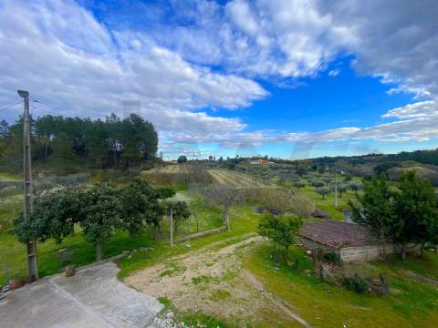 Quinta com moradia e terreno em Vale de Prazeres, Fundão