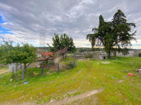 Quinta com moradia e terreno em Vale de Prazeres, Fundão