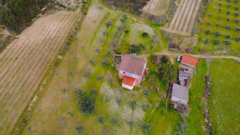 Quinta com moradia e terreno em Vale de Prazeres, Fundão