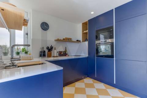 T2 Renovado com terraço e box junto à A1!