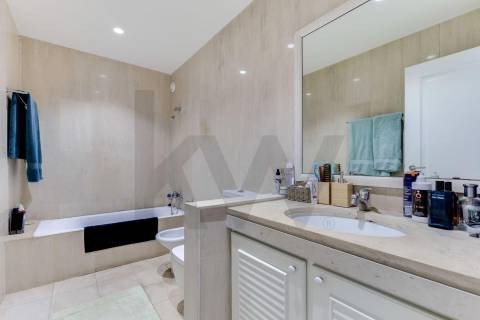T2 Renovado com terraço e box junto à A1!
