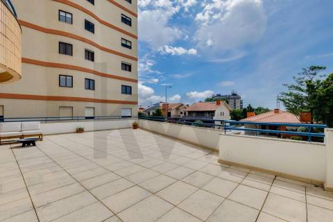 T2 Renovado com terraço e box junto à A1!