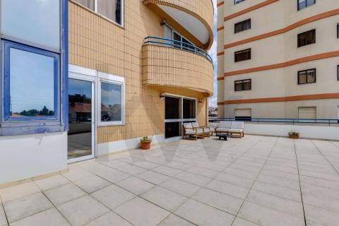 T2 Renovado com terraço e box junto à A1!