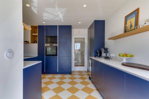 T2 Renovado com terraço e box junto à A1!