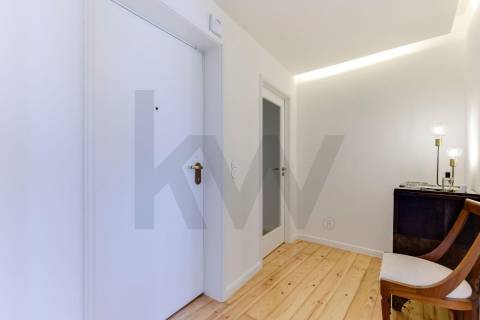 T2 Renovado com terraço e box junto à A1!
