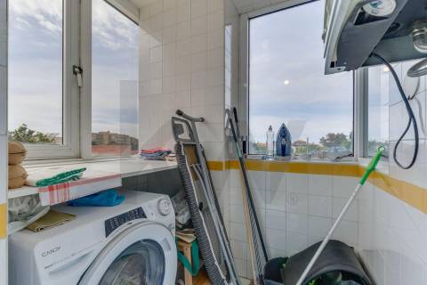 T2 Renovado com terraço e box junto à A1!