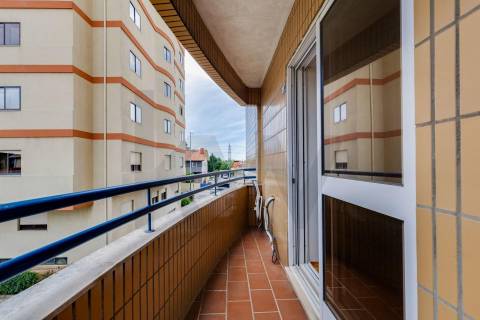 T2 Renovado com terraço e box junto à A1!