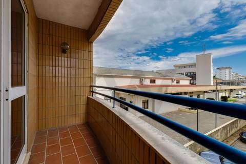 T2 Renovado com terraço e box junto à A1!