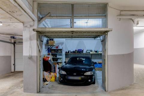 T2 Renovado com terraço e box junto à A1!