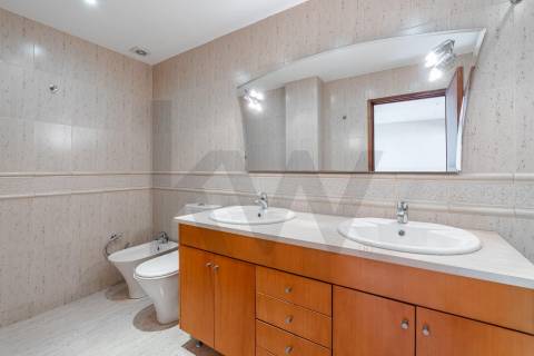 Apartamento T4 duplex com garagem no centro de Ovar, junto ao Largo Garrett