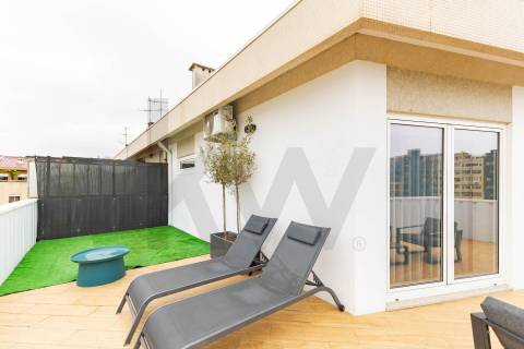 Estúdio Penthouse renovado com terraço privativo, junto à Boavista e à Casa da Música