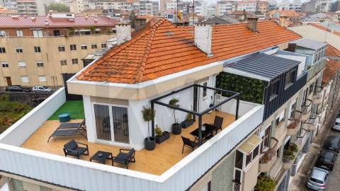 Estúdio Penthouse renovado com terraço privativo, junto à Boavista e à Casa da Música