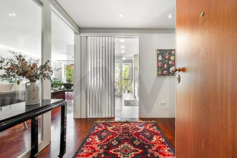 T3 Remodelado com Duas Garagens Box - Elegância Contemporânea em Matosinhos