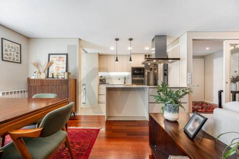 T3 Remodelado com Duas Garagens Box - Elegância Contemporânea em Matosinhos