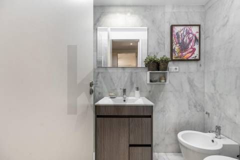 T3 Remodelado com Duas Garagens Box - Elegância Contemporânea em Matosinhos