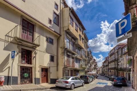 PRÉDIO PARA REABILITAÇÃO TOTAL– RUA DOS CALDEIREIROS, PORTO