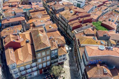 PRÉDIO PARA REABILITAÇÃO TOTAL– RUA DOS CALDEIREIROS, PORTO
