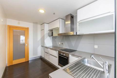 Exclusivo Apartamento T3 com Vista Rio e Excelente Exposição Solar – Porto