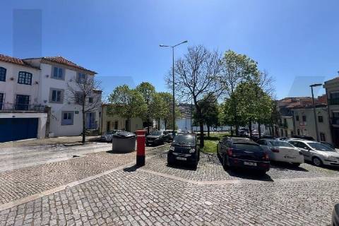 Moradia junto ao Rio Douro para recuperação total