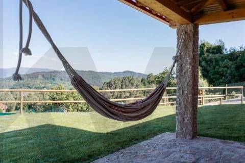 Moradia T3 com jardim e piscina para permuta