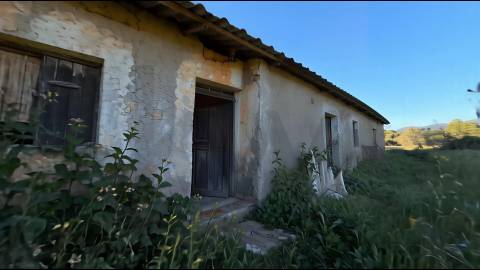 🏡 Moradia para Reconstrução com Terreno de 1,2 Hectares e Ribeira – Enxames