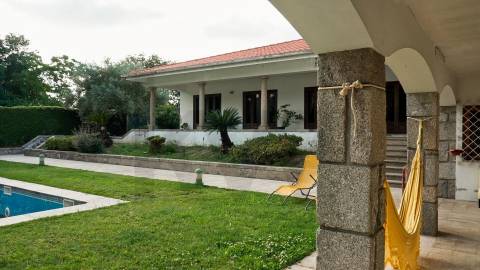 Moradia T5 em Vila das Aves com piscina exterior