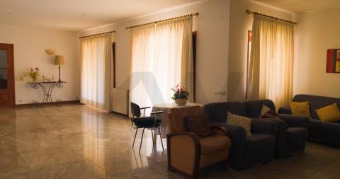 Moradia T5 em Vila das Aves com piscina exterior