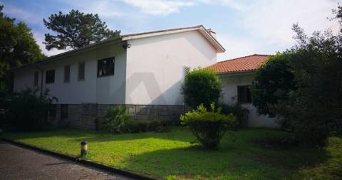 Moradia T5 em Vila das Aves com piscina exterior
