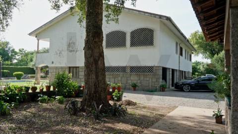 Moradia T5 em Vila das Aves com piscina exterior