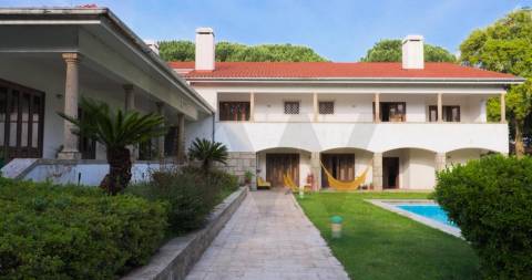Moradia T5 em Vila das Aves com piscina exterior
