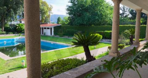 Moradia T5 em Vila das Aves com piscina exterior