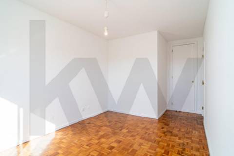 Apartamento T2 | Último piso | Vistas desafogadas | Elevada luminosidade | Águas Santas, Maia