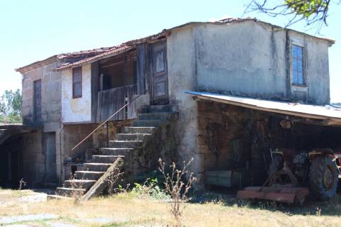 Moradia T3 para restauro com terreno em Zebreiros, Gondomar