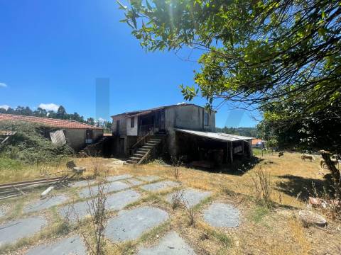 Moradia T3 para restauro com terreno em Zebreiros, Gondomar
